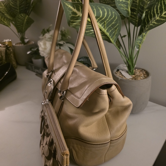 Coach Tan Leather Handbag with Matching Pouch - Picture 4 of 11